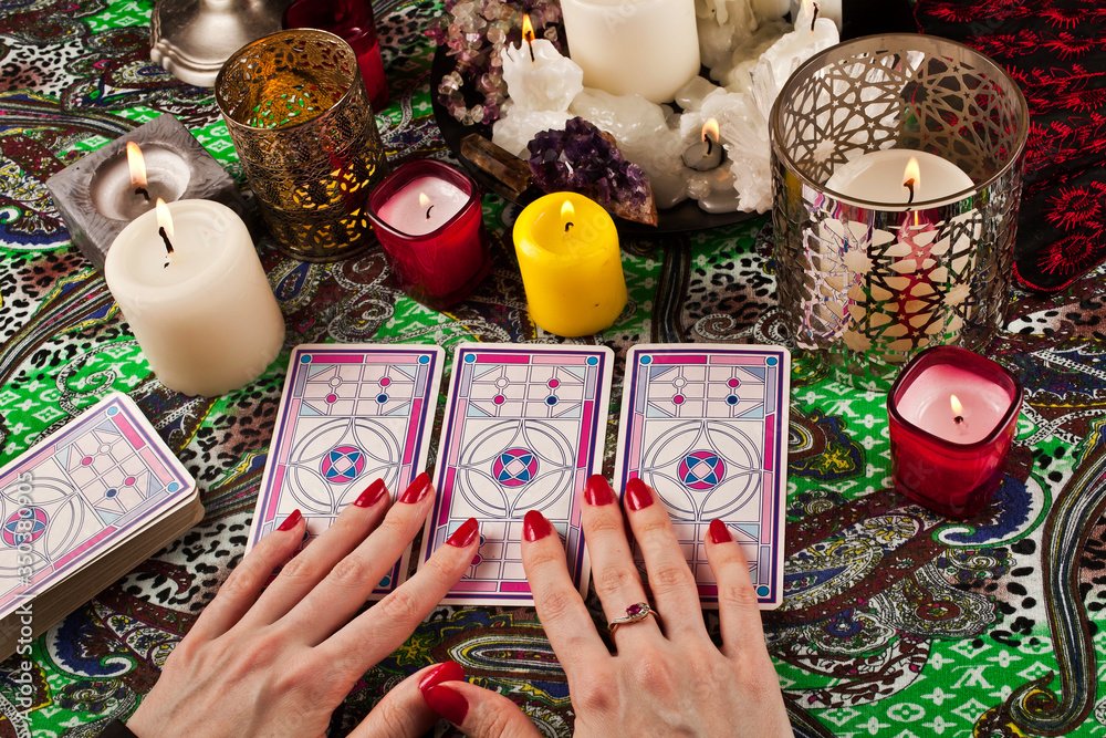 Tarot de Marseille : secrets, symboles et signification des cartes